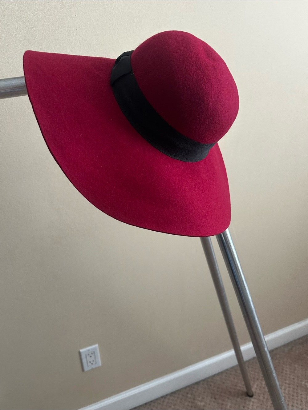 White House Black Market Wide-Brim Felt Hat in Wine with Black Band